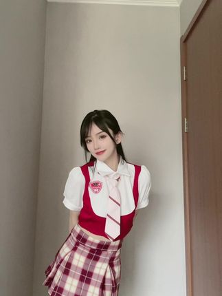 崽崽nanas维密最新合集，甜美形象引发热潮