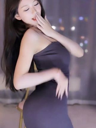 虎牙车老板加特林旗袍舞,惊艳网友的优雅舞步