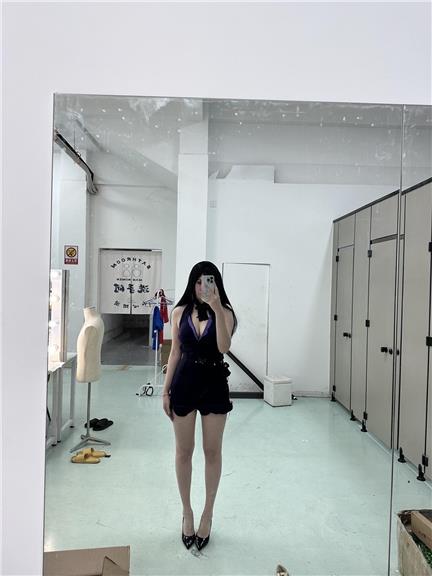 玫桃泡芙黑丝长腿图包爆火，网友眼中的女神