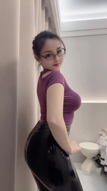 玲儿超甜经典后背摇舞蹈,她的热舞动作解析