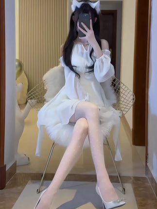 抖音猫梨梨cc微密圈的时尚照片,她的穿搭有何独特之处?