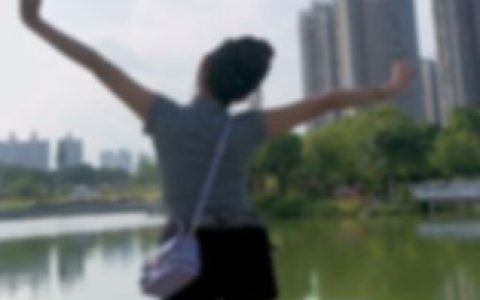 脑婆睡醒啦抬腿挑战视频，粉丝们争相模仿的经典瞬间