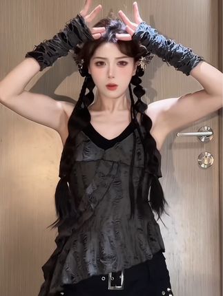 桃酥酥表情包火出圈,虎牙人气主播的多面魅力