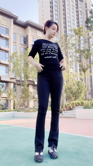 玲儿超甜经典后背摇舞蹈,她的热舞动作解析