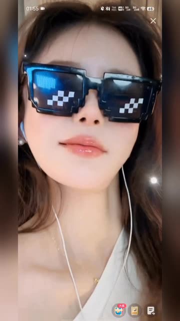 抖音迷人的张奶奶不戴口罩的视频，素颜表演是否更精彩？