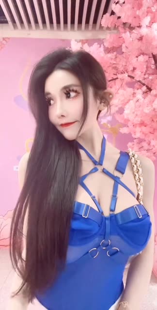 快手雪儿baby护士装舞蹈走红,角色扮演的魅力何在?