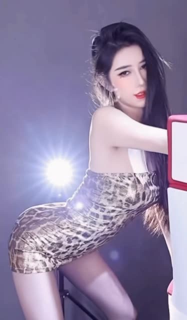 CC小吴同学性感女沙手舞蹈解析，魅力四射的表演背后