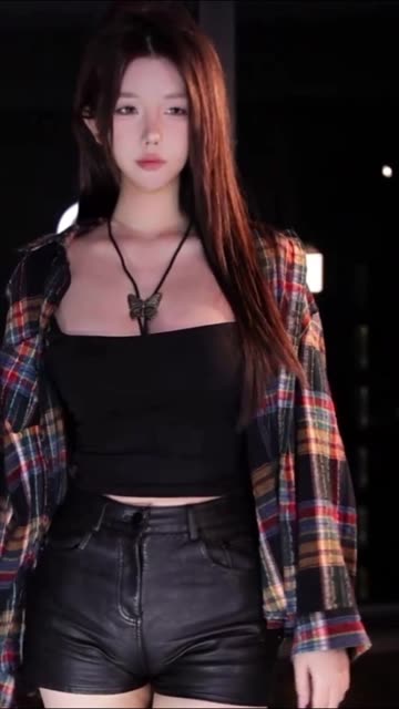 CC蜡笔小丸子直播热舞合集,她的表演为何让粉丝如此喜爱?