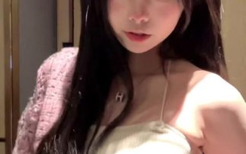 灰灰娜在舞蹈中表达的情感层次，从动作到氛围的层层递进