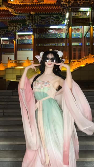 CC直播椰羊妹妹高端定制热舞,专属内容如何提升粉丝体验?