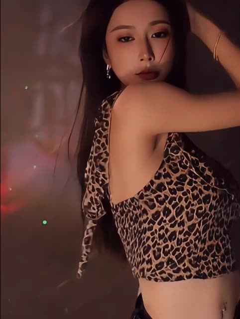 Bigo平台垚曦绝版眼镜热舞，一起欣赏她的标志性表演