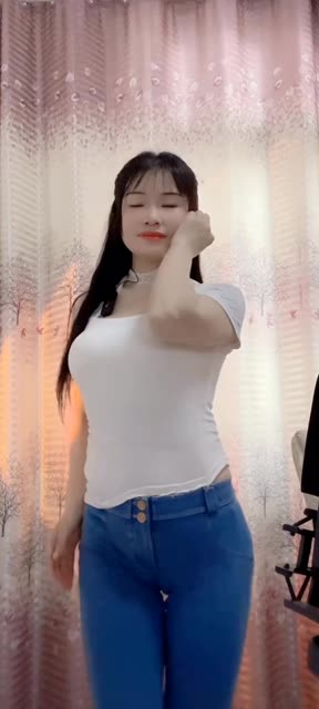 CC欣彤至尊版舞蹈奶牛装奶牛装的舞蹈魅力，欣彤至尊版奶牛装舞蹈挑战