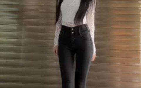 网易CC小吴同学的黑丝皮裙舞蹈热议，她如何驾驭性感与优雅？