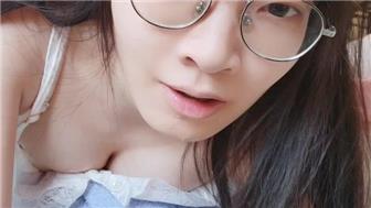 清月已经不困了与舰长互动粉丝互动火热，清月与舰长的甜蜜互动