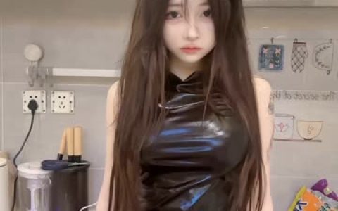 cc星也吐舌头舞蹈解析，她的独特动作为何走红？