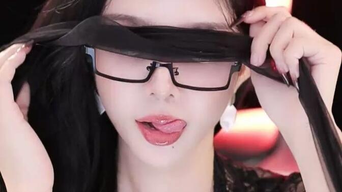 网易CC奶尤与西瓜对比,听说她比西瓜还大是真的吗?