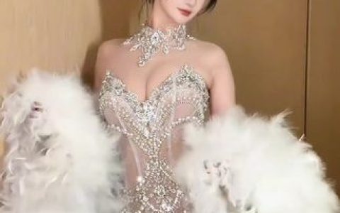 果果超哇塞呀红色战衣舞蹈视频，粉丝为何对这一造型赞不绝口？