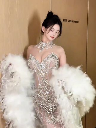 果果超哇塞呀红色战衣舞蹈视频,粉丝为何对这一造型赞不绝口?