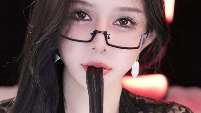 网易CC奶尤与西瓜对比,听说她比西瓜还大是真的吗?