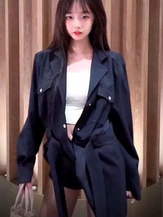 灰灰娜在舞蹈中表达的情感层次，从动作到氛围的层层递进