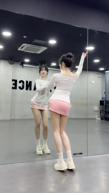 CC直播椰羊妹妹高端定制热舞,专属内容如何提升粉丝体验?