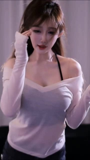 CC蜡笔小丸子直播热舞合集,她的表演为何让粉丝如此喜爱?