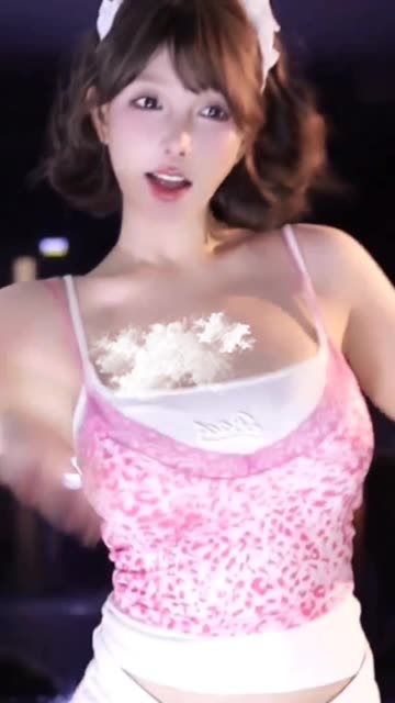 网易CC蜡笔小丸子加特林舞蹈合集,她的热舞为何引发热议?