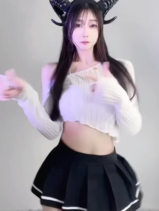 CC奶尤紫色旗袍舞蹈回顾，这一造型为何引发热议？