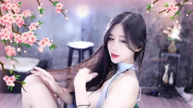 小恩雅跳舞动作解析如何理解她每个精湛动作的背后意义,通过小恩雅的跳舞动作解析,探索她的舞蹈技巧与表达