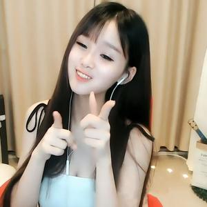 斗鱼何菱舞蹈群劲爆舞蹈，观看她群内最火的劲爆舞蹈表演