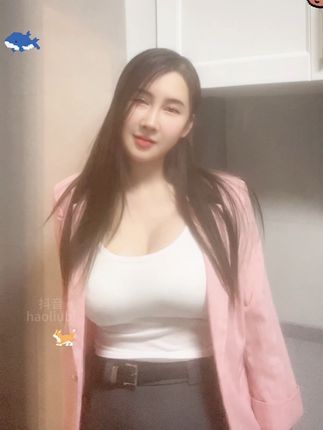 冰泉女神微博，关注她的最新动态与私密生活