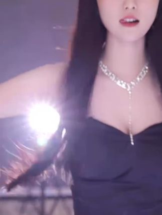 斗鱼萌七舞蹈动感光波，欣赏萌七在动感光波背景下的舞蹈表现