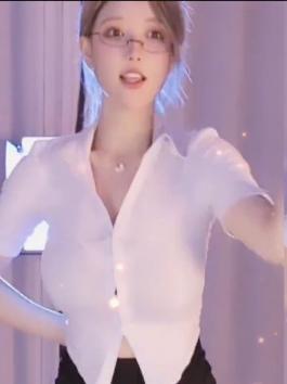 斗鱼米娜大摆锤子视频，观看米娜跳大摆锤子舞蹈的精彩表演（139 ）