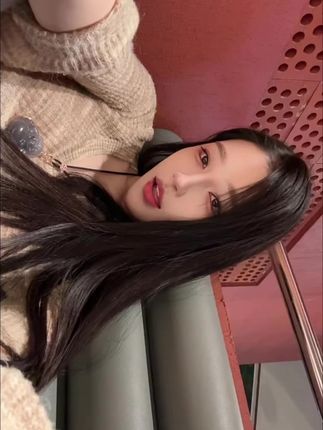 斗鱼小小酥表情图片大全，展示小小酥各种表情包并提供免费下载链接