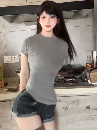 不呆猫泳装作品，她如何通过泳装展现她的身体曲线与迷人魅力？