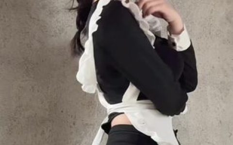 不呆猫泳装作品，她如何通过泳装展现她的身体曲线与迷人魅力？